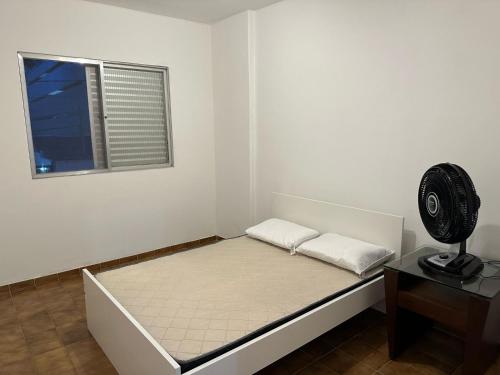 En eller flere senge i et værelse på APTO próx da praia com garagem