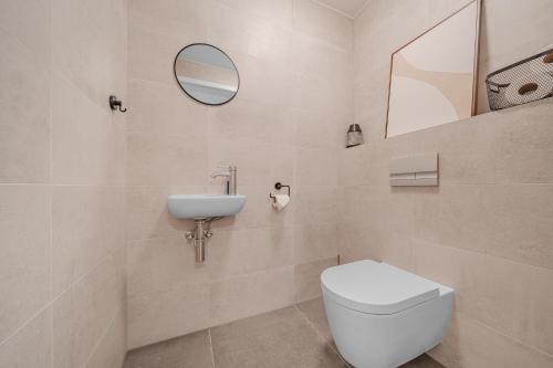 Koupelna v ubytování Cloud 9 Sky Park Elegance - Brand New Apartment with Stunning Views
