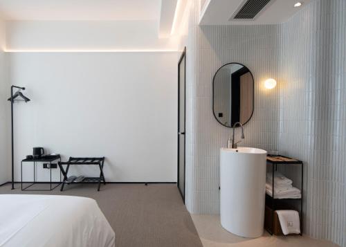 Ένα ή περισσότερα κρεβάτια σε δωμάτιο στο The Moment Hotel