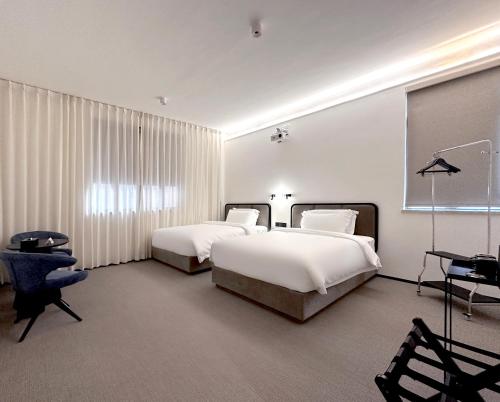 Ένα ή περισσότερα κρεβάτια σε δωμάτιο στο The Moment Hotel
