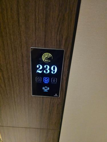 an alarm clock on the door of an elevator at Sedra Global Hotel, Madinah - فندق سدرة العالمى, المدينة in Al Madinah