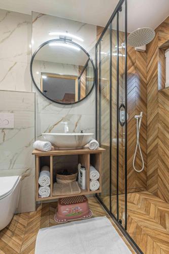 Ένα μπάνιο στο Domek Komfort z jacuzzi przy Parku Zdrojowym