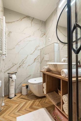 Ένα μπάνιο στο Domek Komfort z jacuzzi przy Parku Zdrojowym