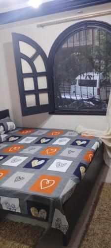 Enjoy modern lovely entire studio in a fancy building with Free Wi-Fi & AC and Flat screen TV in Loran in the heart of Alexandriaにあるベッド
