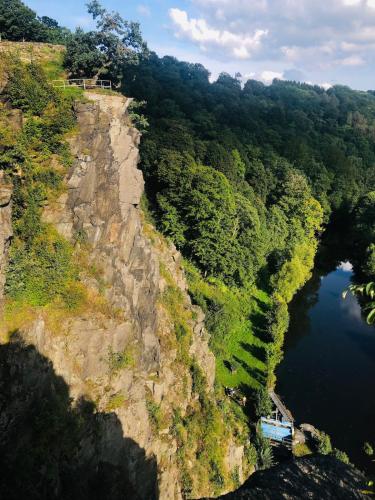 una vista aérea de un acantilado junto a un cuerpo de agua en Erzperle, en Marienberg