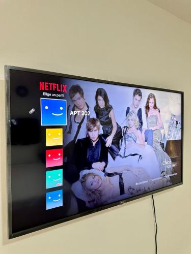 a flat screen tv hanging on a wall at Apartamento en el centro de Tuluá in Tuluá