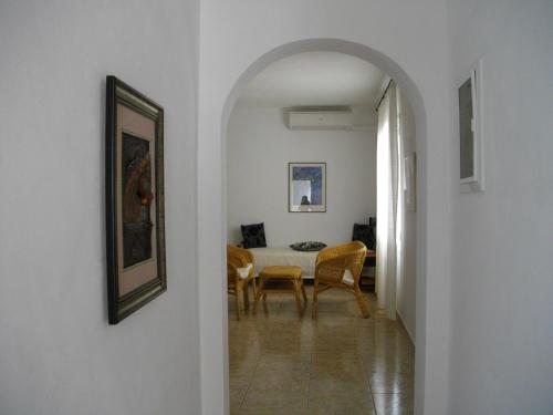een hal die leidt naar een eetkamer met een tafel bij Villa Glyfos in Kerveli