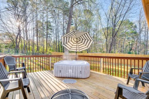 Un balcón o terraza de 18 Mi to Downtown Atlanta Quiet Home with Fire Pit