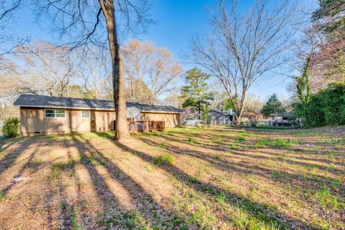Jardín al aire libre en 18 Mi to Downtown Atlanta Quiet Home with Fire Pit