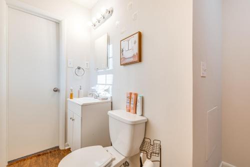Un baño blanco con inodoro y lavabo. en 18 Mi to Downtown Atlanta Quiet Home with Fire Pit, en Lithia Springs