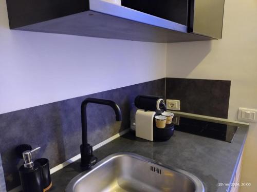 Cucina o angolo cottura di Holding House -Close train station and port