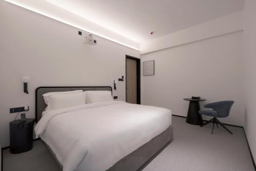 Ένα ή περισσότερα κρεβάτια σε δωμάτιο στο The Moment Hotel