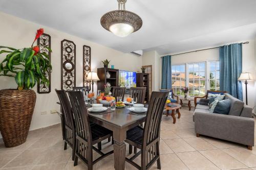 uma sala de jantar e sala de estar com mesa e cadeiras em Palma Real 29 em Palm Beach