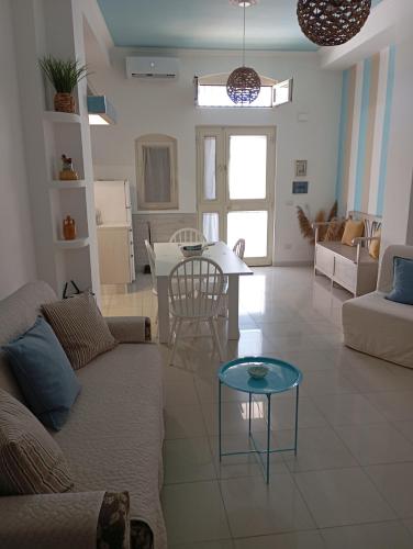a living room with a couch and a table at Junno Maison Doli' in Mattinata