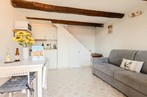 un salon avec un canapé et une table dans l'établissement Duplex Vieille ville - SEA VIEW, à Menton