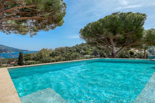 a swimming pool in a villa with a view at Villa climatisée au Lavandou avec vue mer avec piscine chauffée in Le Lavandou