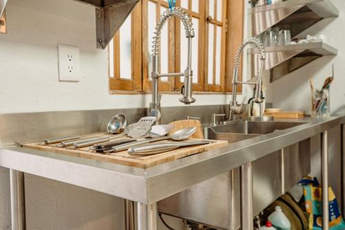 Kuchyň nebo kuchyňský kout v ubytování Kualena Hostal