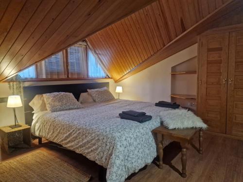 Postel nebo postele na pokoji v ubytování La Buhardilla de Gavin