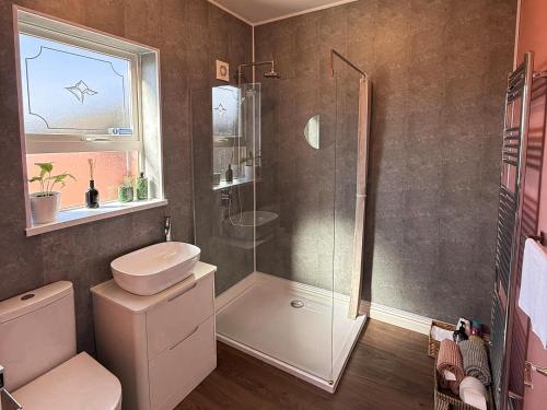 Koupelna v ubytování Superb Large Bespoke 5 Star Detached Villa, Prime Location, Belfast Stay