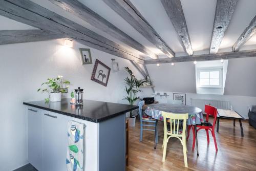 une cuisine et une salle à manger avec une table et des chaises dans l'établissement Mon Ptit Nid T3 Duplex au coeur de la Krutenau, à Strasbourg