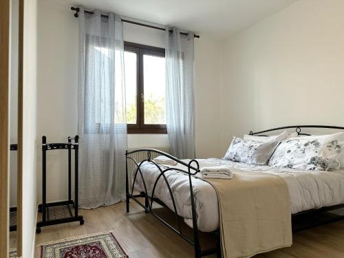 a bedroom with a bed and a window at PARISI SAN Vendemiano in Capo di Sotto