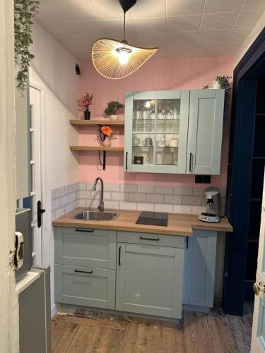 une cuisine avec un évier et un plan de travail dans l'établissement Le Chopper, à Boulogne-sur-Mer