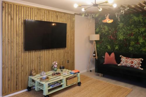 TV a/nebo společenská místnost v ubytování Superb Large Bespoke 5 Star Detached Villa, Prime Location, Belfast Stay
