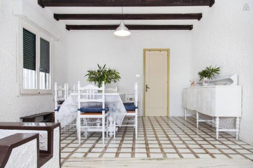 トッレ・サン・ジョヴァンニ・ウジェントにあるVilla Mare Verdeの白い部屋(ベッド1台、バスルーム付)