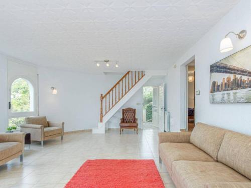 un salon avec un canapé et un tapis rouge dans l'établissement Vubel Modern Villa, à Saint-Tropez