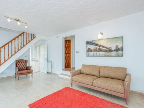 un salon avec un canapé et un tapis rouge dans l'établissement Vubel Modern Villa, à Saint-Tropez