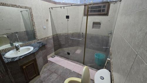 Ένα μπάνιο στο Red Sea Guest House Karachi