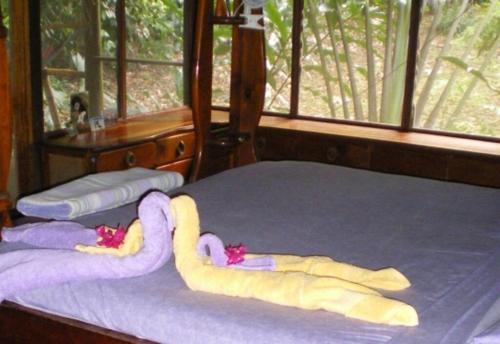 Una cama o camas en una habitación de TreeHouseInCostaRica com