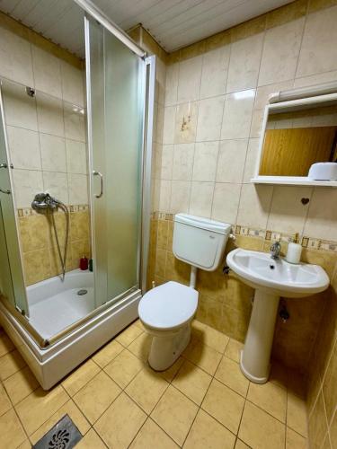 un bagno con doccia, WC e lavandino di Heaven Apartment a Ohrid