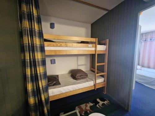 une chambre avec deux lits superposés dans l'établissement Résidence Nova - Appartement 2 pièces 6 personnes proche des pistes, des commerces, de la garderie et de l'ESF au centre de la station d’Arc 1800 MAE-2038, à Arc 1800