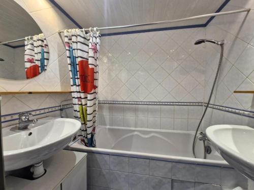 une salle de bain avec un lavabo et une baignoire dans l'établissement Résidence Nova - Appartement 2 pièces 6 personnes proche des pistes, des commerces, de la garderie et de l'ESF au centre de la station d’Arc 1800 MAE-2038, à Arc 1800