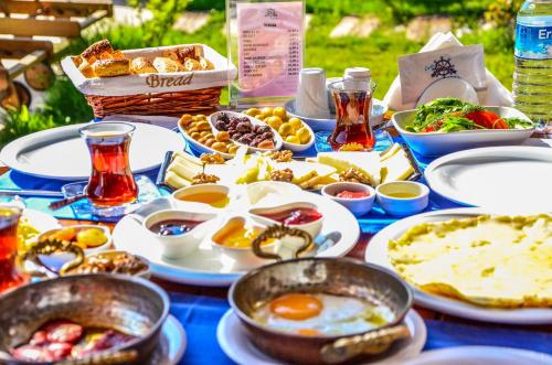 un tavolo con una tovaglia blu con del cibo sopra di Cunda Rota Otel a Ayvalık