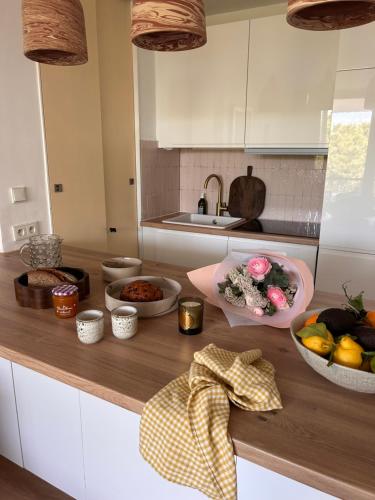 een aanrecht met kommen groenten en fruit erop bij Port Vauban - 6pers - terrasse - parking in Antibes