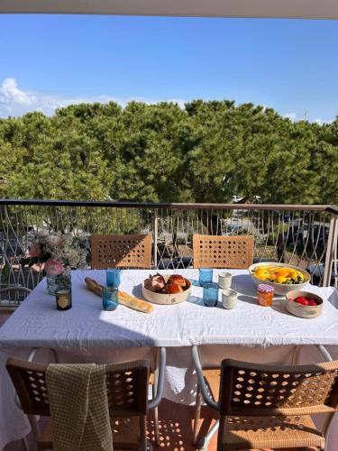 een tafel met borden eten op een balkon bij Port Vauban - 6pers - terrasse - parking in Antibes