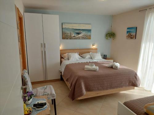 Ένα ή περισσότερα κρεβάτια σε δωμάτιο στο Apartments Topić - Promajna