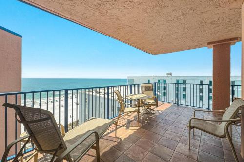 een balkon met stoelen en een tafel en de oceaan bij Four Seasons 904W in Orange Beach