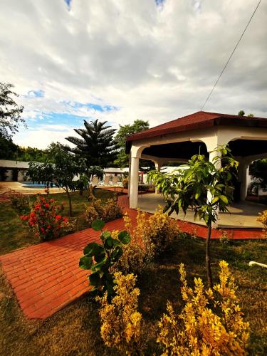 Ein Garten an der Unterkunft Madome Aparta Hotel