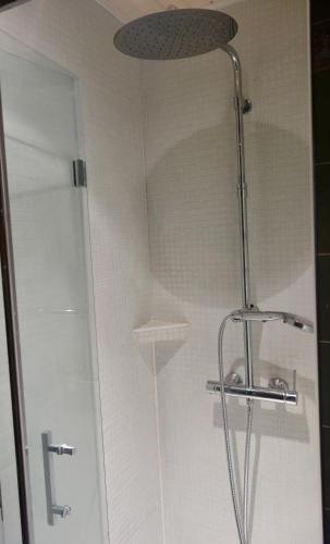 une douche avec une porte vitrée dans une salle de bain dans l'établissement Appartement Les marines du soleil, à Patrimonio