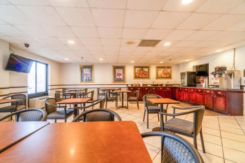 Ein Restaurant oder anderes Speiselokal in der Unterkunft Ark Suites By OYO Jonesboro I-555 
