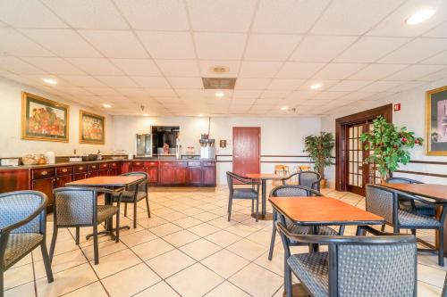 Ein Restaurant oder anderes Speiselokal in der Unterkunft Ark Suites By OYO Jonesboro I-555 