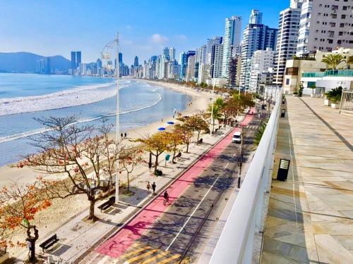 a view of a beach in a city with tall buildings at Edifício Frente Mar Apto lateral in Balneário Camboriú