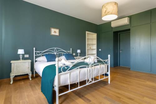 Ένα ή περισσότερα κρεβάτια σε δωμάτιο στο Casa dei Fiori
