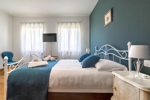 Ένα ή περισσότερα κρεβάτια σε δωμάτιο στο Casa dei Fiori