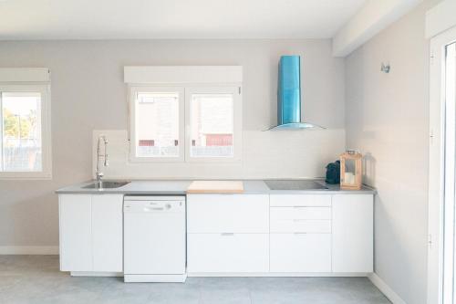 Kuchyň nebo kuchyňský kout v ubytování Charming New Beachside House up to 8 Beds!