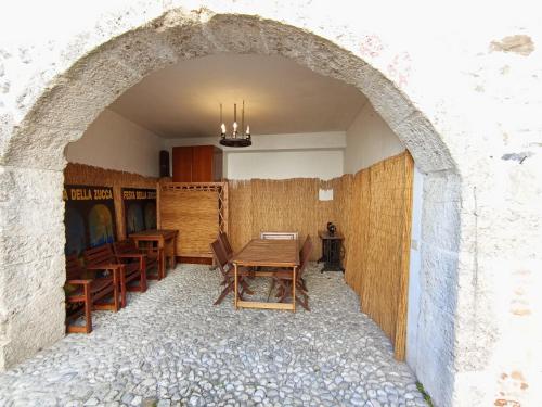 an archway in a room with a table and chairs at Appartamento Palazzo Gattolini Venzone in Venzone