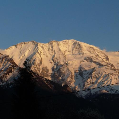 une montagne recouverte de neige par temps clair dans l'établissement LES JARDINS ALPINS CHEZ Olivier, à Saint-Gervais-les-Bains